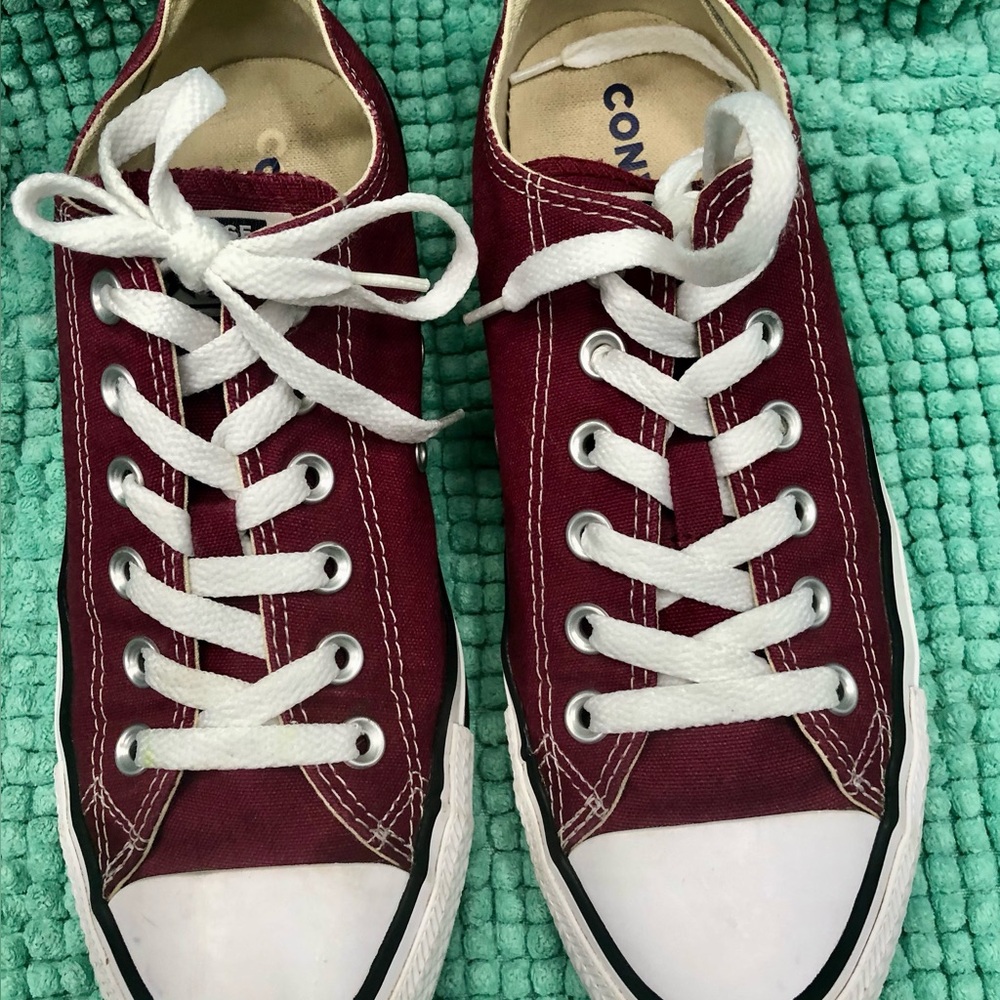 Converse Women’s Low Top Sneakers in Burgundy.
Excellent Condition! Size 8.5